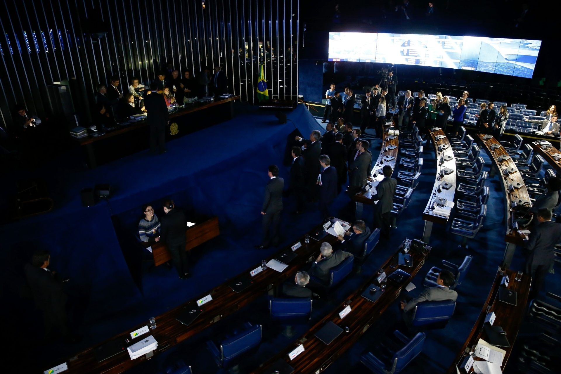11.jul.2017 - Os senadores da posição apoiaram a atitude do presidente do Senado de suspender a sessão e apagar as luzes do plenário até que as senadoras da oposição deixem o local - Pedro Ladeira/Folhapress