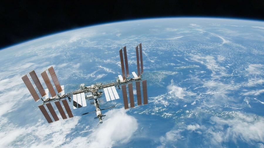 Dois russos e um americano retornarão da Estação Espacial Internacional no dia 17 de abril - Divulgação/SpaceX