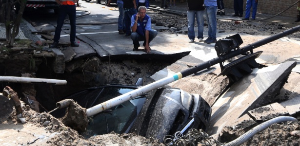 Carro foi engolido por cratera aberta no meio da rua na Vila Isabel, na zona norte do Rio - Wilton Junior/Estadão Conteúdo
