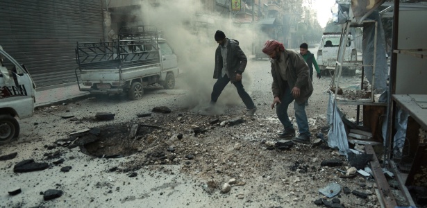 Bombardeios disseminam medo e matam civis para recuperar enclave rebelde na Síria - Hamza al-Ajweh/AFP