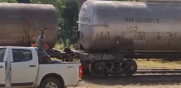 Trem carregado com 650 mil litros de óleo diesel descarrilou em Bauru (SP) - Reprodução/TV Globo