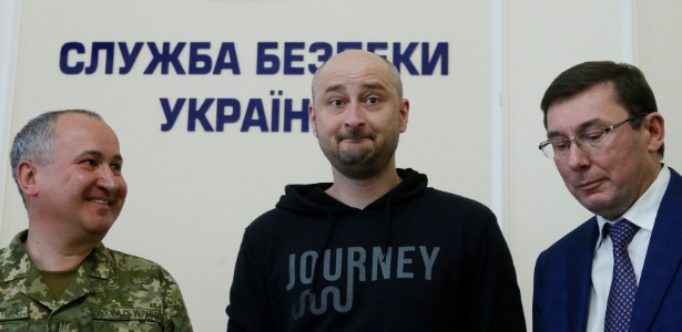 Declarado como morto, Arkady Babchenko, ao centro, reaparece em coletiva em Kiev - Valentyn Ogirenko/Reuters