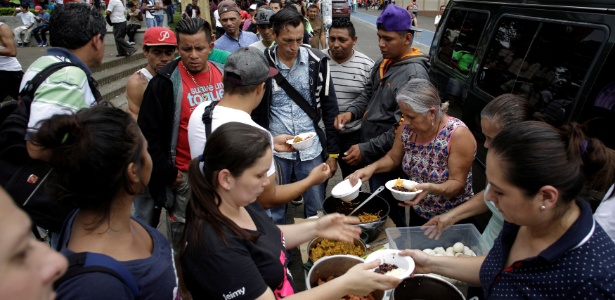 Refugiados da Nicarágua recebem doação de alimentação em praça de San Jose, na Costa Rica - Juan Carlos Ulate/Reuters