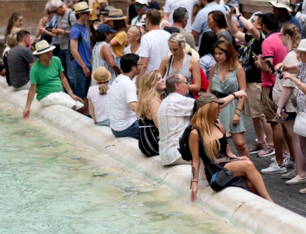 14.jul.2018 - Turistas na Fontana di Trevi, em Roma - AFP PHOTO / Andreas SOLARO