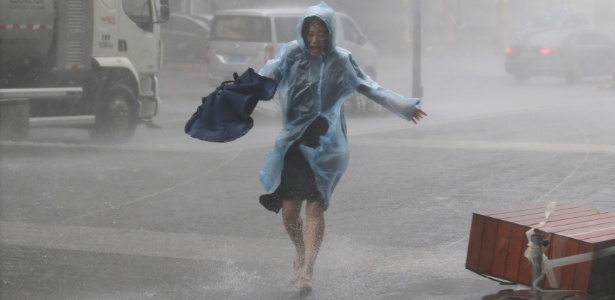 16.set.2018 - Mulher corre para fugir do tufão Mangkhut, em Shenzen, na China - REUTERS/Jason Lee 