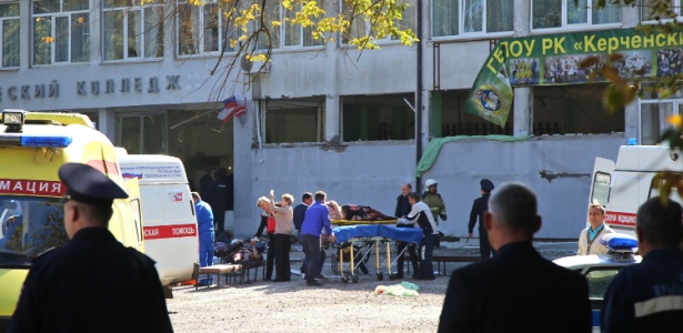 Feridos são socorridos após ataque a centro educacional - Kerch FM News via AFP
