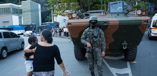 Meninas - Os Soldados De Cavalaria Da Polícia Tomam Sobre a Proteção Da  Ordem Pública Nas Ruas De Moscou Foto Editorial - Imagem de protetor,  defesa: 122112651