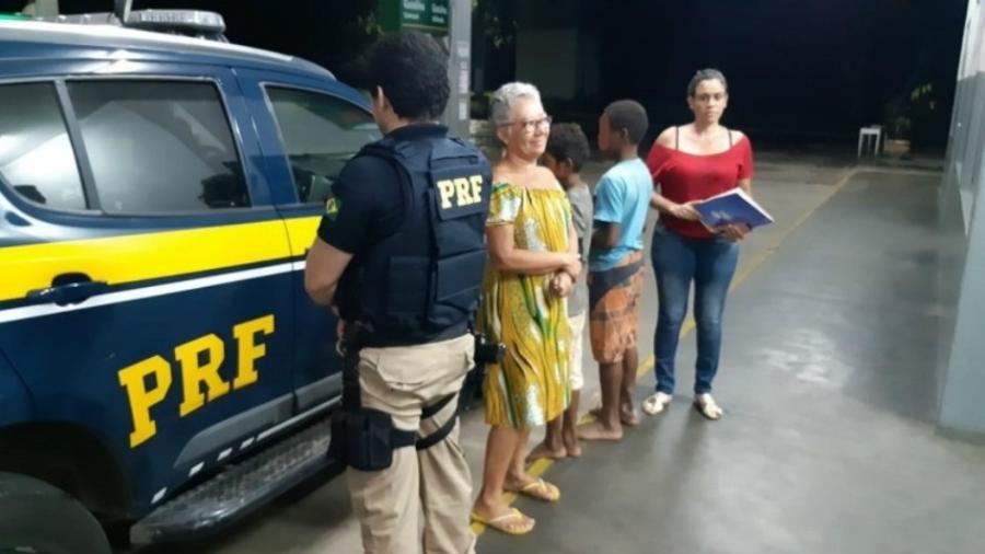 Crianças foram encontradas em posto de gasolina, a cerca de 160 km de casa em Gandu (BA) - Divulgação/PRF