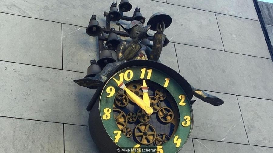 O relógio de 11 horas de Solothurn é composto por 11 engrenagens e 11 sinos - Mike MacEacheran/BBC Travel