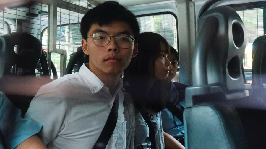 30.ago.2019 - Polícia de Hong Kong prende líderes do movimento pró-democracia Joshua Wong e Agnes Chow - Tyrone Siu/Reuters