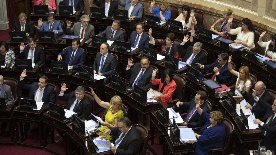 Legisladores durante sessão de votação no Senado do plano de emergência do presidente argentino Alberto Fernández - Xinhua/Martín Zabala
