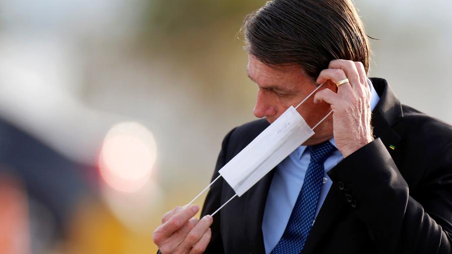Presidente Jair Bolsonaro coloca máscara de proteção em Brasília - Adriano Machado/Reuters