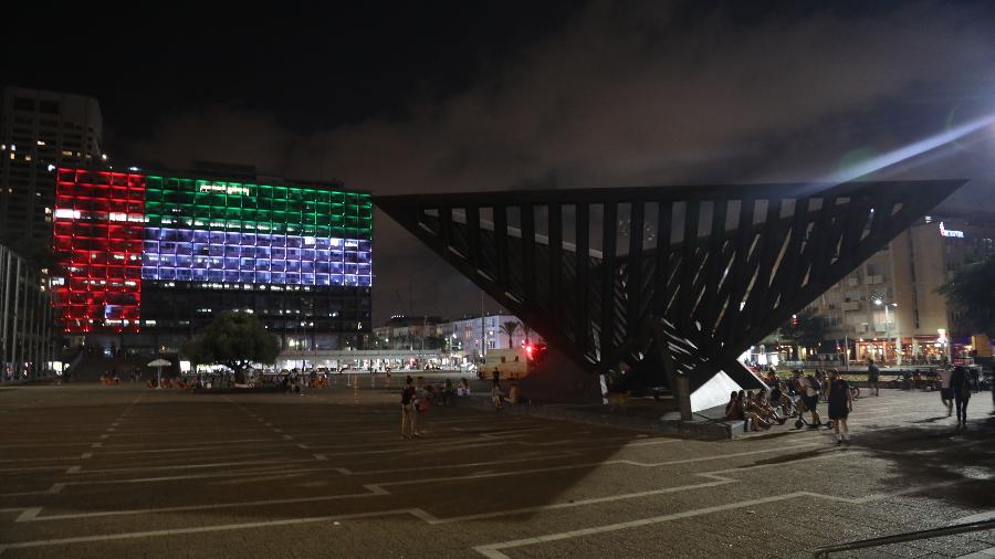 Prefeitura de Tel Aviv é iluminada com cores da bandeira dos Emirados Árabes - Gideon Markowicz/JINI via Xinhua