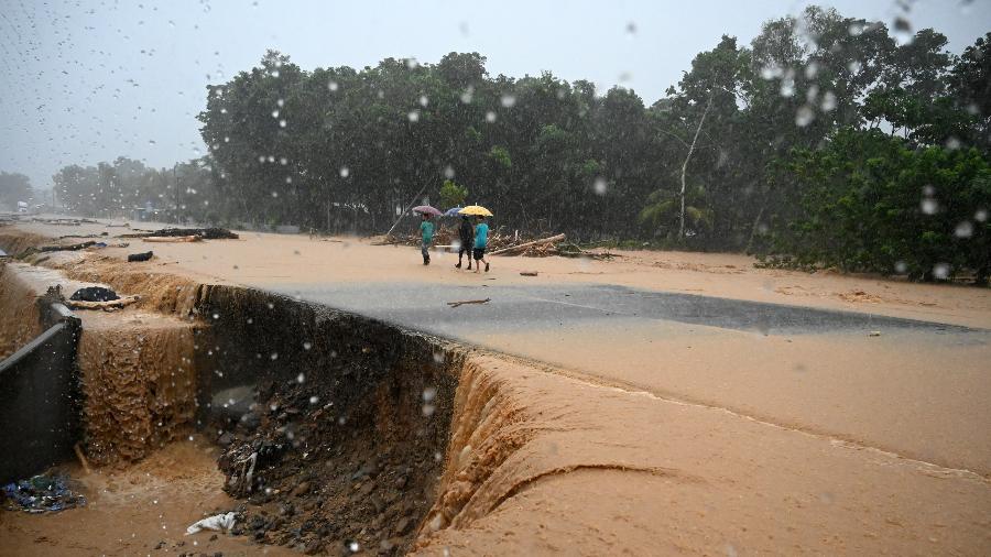 4.novo.2020 - Grupo caminha em estrada inundada depois que o rio Chirichil transbordou após fortes chuvas causadas durante a passagem da tempestade tropical Eta em Toyos, Honduras  - Orlando Sierra/AFP