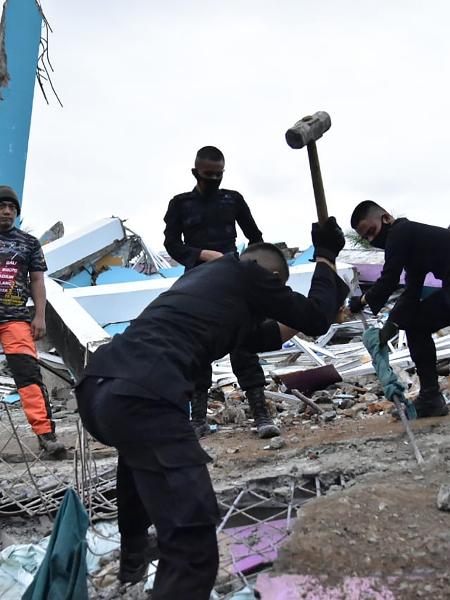 Pessoas estão sendo procuradas sob escombros após terremoto na Indonésia - Firdaus / AFP