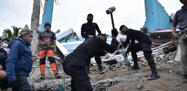 Prédios desabaram | Terremoto forte causa mais de 30 mortes na Indonésia
