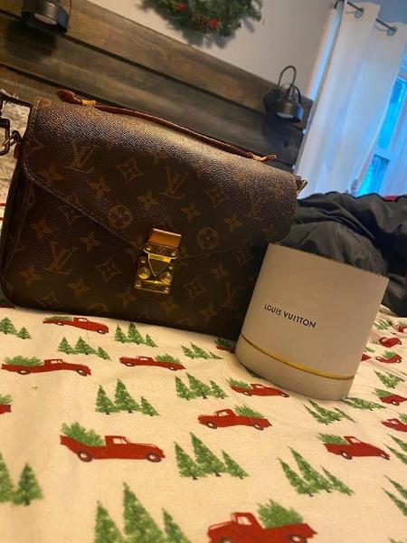 Breanna ganhou uma bolsa da Louis Vuitton e um perfume da marca como presente de natal do seu atual 'daddy' - Reprodução/PA REAL LIFE via Daily Star - Reprodução/PA REAL LIFE via Daily Star