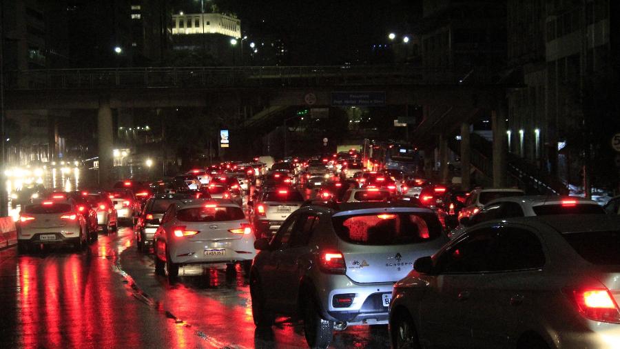 Alagamento por conta de chuva na Av. Prestes Maia no centro da cidade de São Paulo - WILLIAN MOREIRA/ESTADÃO CONTEÚDO