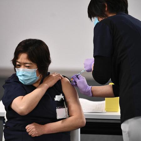 17.fev.2021 - Profissional da saúde recebe dose da vacina no Japão - Kazuhiro Nogi/AFP