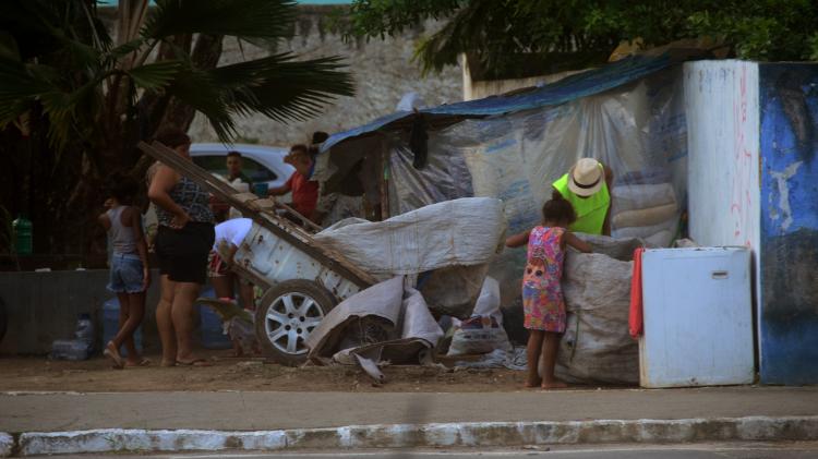 Moradores em situação de rua em praça em frente a Centro de Apoio Psicossocial Infantojuvenil, em Maceió