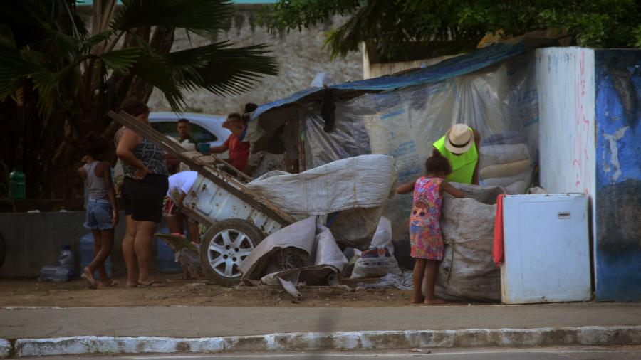 Na imagem, moradores de rua em praça em frente a Centro de Apoio Psicossocial Infantojuvenil em Maceió - Beto Macário/UOL