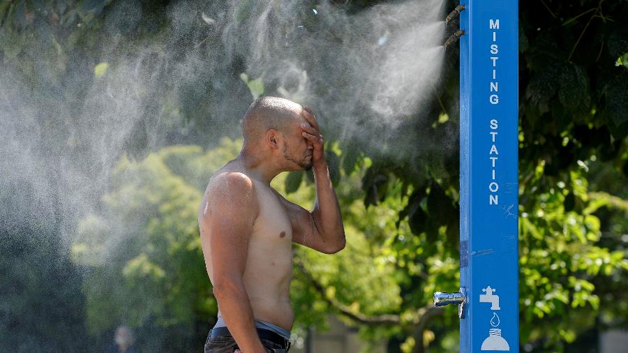 27.jun.2021 - Um homem se refresca em uma estação de nebulização durante o calor escaldante de uma onda de calor em Vancouver, na Colúmbia Britânica, no Canadá - REUTERS/Jennifer Gauthier