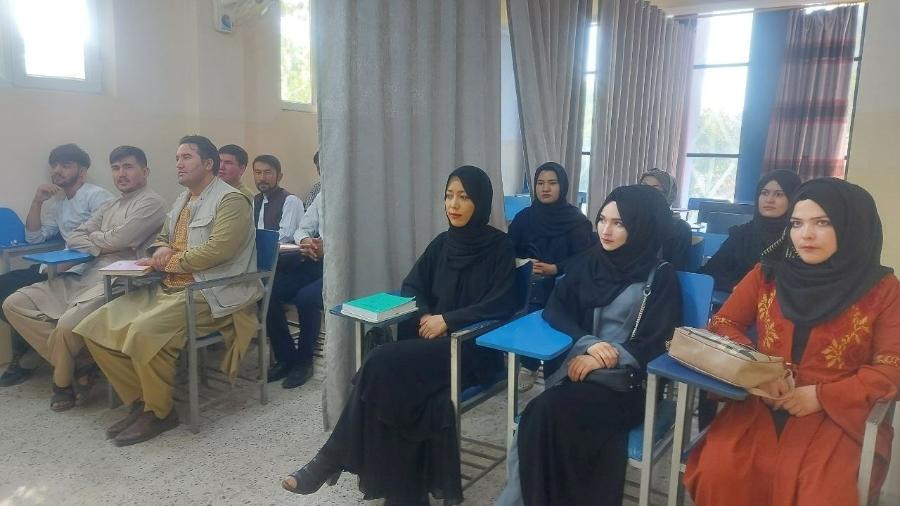 Sala de aula dividida por cortina em universidade de Cabul - Redes sociais via Reuters