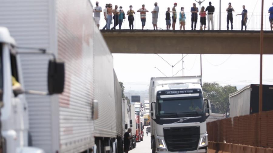 Caminhoneiros bloqueiam a BR-381 em Igarapé (MG); presidente de associação de revendedores criticou governo - Fernando Michel/Hoje em Dia/Estadão Conteúdo
