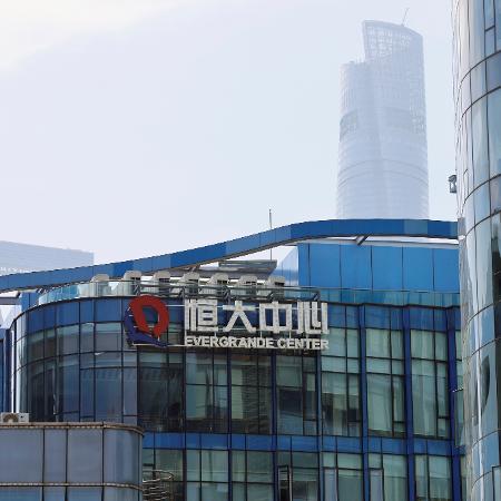 O logotipo do China Evergrande Group é visto no Evergrande Center em Xangai, China