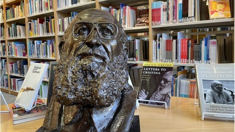 Estudantes em Cambridge homenageiam Paulo Freire no ano em que ele completaria 100 anos de nascimento - BBC