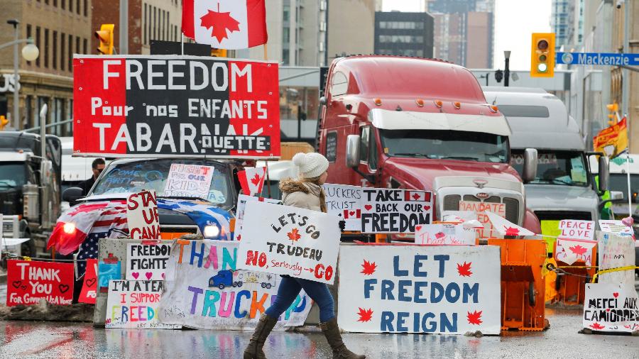 10.fev.2022 - Caminhoneiros e seus apoiadores continuam protestando contra as medidas de combate à covid-19, em Ottawa, no Canadá. - REUTERS/Patrick Doyle