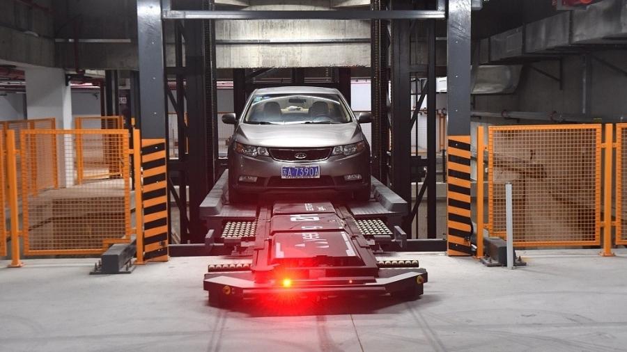 Adeus, manobrista: robô leva carro a elevador de estacionamento da empresa chinesa  Yi Po - Reprodução/ CCTV