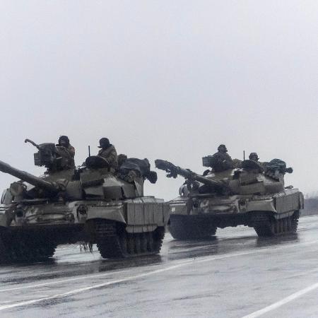 24.fev.2022 - Tanques ucranianos entram na cidade de Mariupol após Putin autorizar operação militar na Ucrânia - Carlos Barria/Reuters