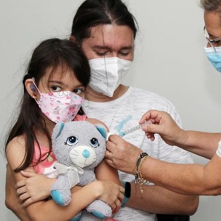 Seis meses após a Anvisa autorizar a vacinação infantil, quase 40% das crianças entre 5 a 11 anos ainda não receberam a primeira dose da vacina contra a covid - Sandro Araújo/Agência Saúde DF