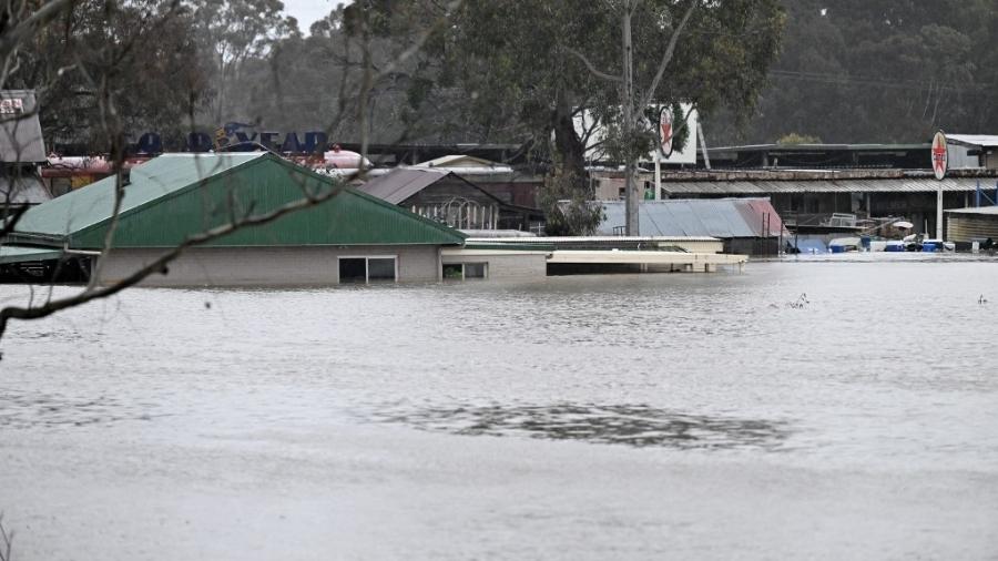 Área inundada após cheia do rio Hawkesbury, no subúrbio de Sydney, Austrália, em 4 de julho de 2022 - SAEED KHAN/AFP