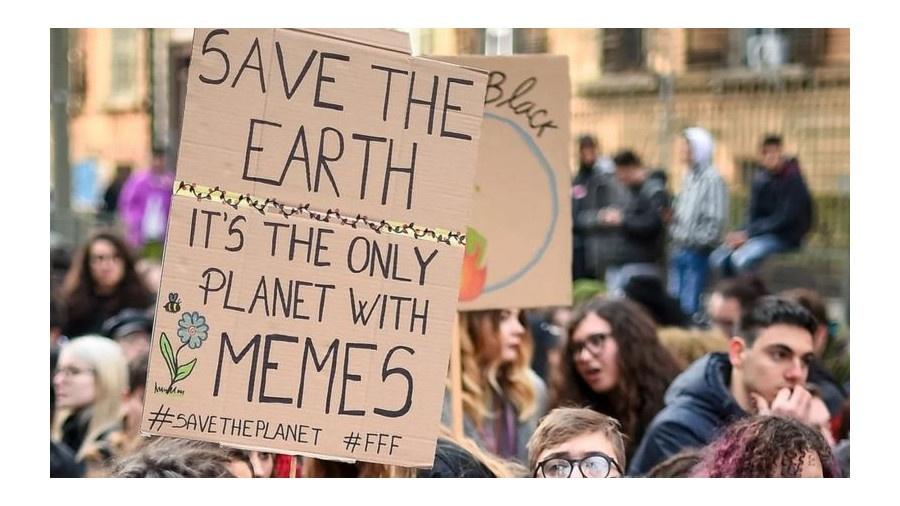 Cartaz que diz, na tradução literal: "Salve a Terra. É o único planeta com memes" - Nicolò Campo/Getty Images