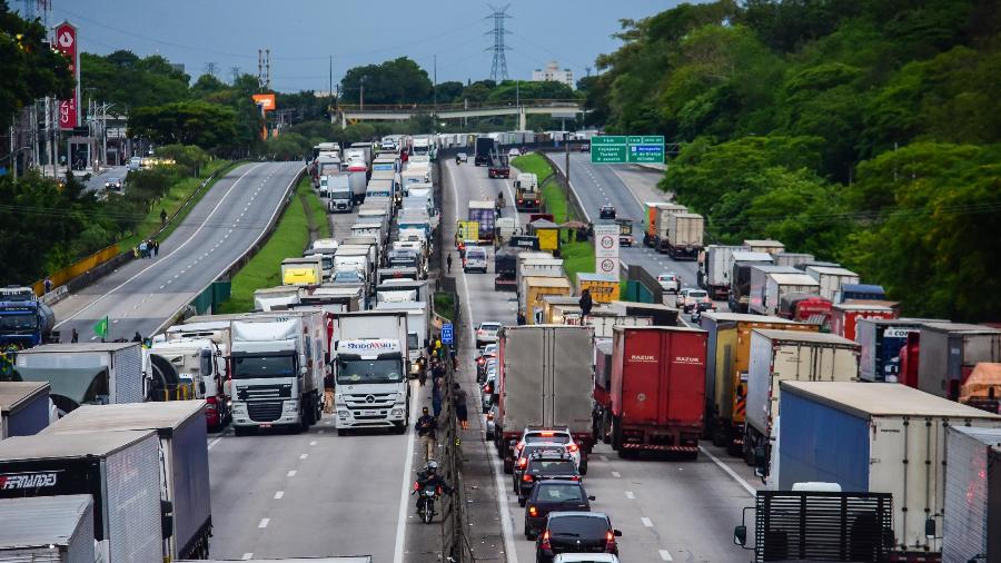 Há uma década, bloquear vias sem autorização rende multa de até R$ 17.608 Há uma década, bloquear vias sem autorização rende multa de até R$ 17.608