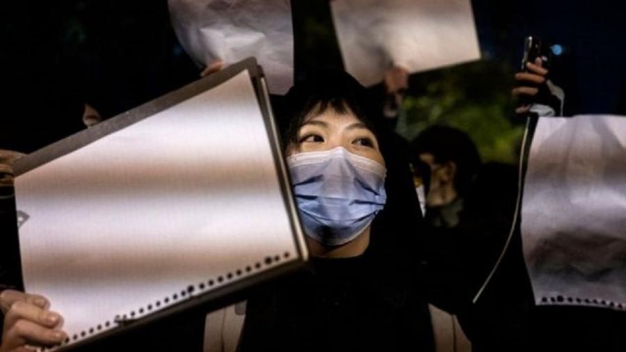 Muitas vezes, um item comum pode virar um símbolo de protesto. Na China, esse é o caso de um simples pedaço de papel em branco - Getty Images