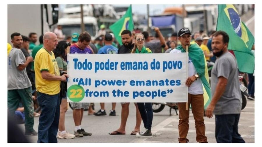 Manifestantes bolsonaristas fecham rodovia em Palhoça, Santa Catarina - AFP