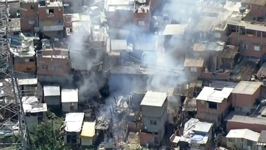 24.mar.23 - Incêndio em comunidade em Pirituba, na grande São Paulo, atingiu barracos do local - Reprodução/RecordTV