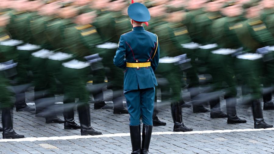 Militares russos marcham na Praça Vermelha durante o desfile militar do Dia da Vitória em Moscou