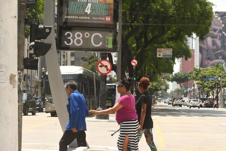 Termômetro marca 38 ºC na região central da cidade de São Paulo em meio a onda de calor
