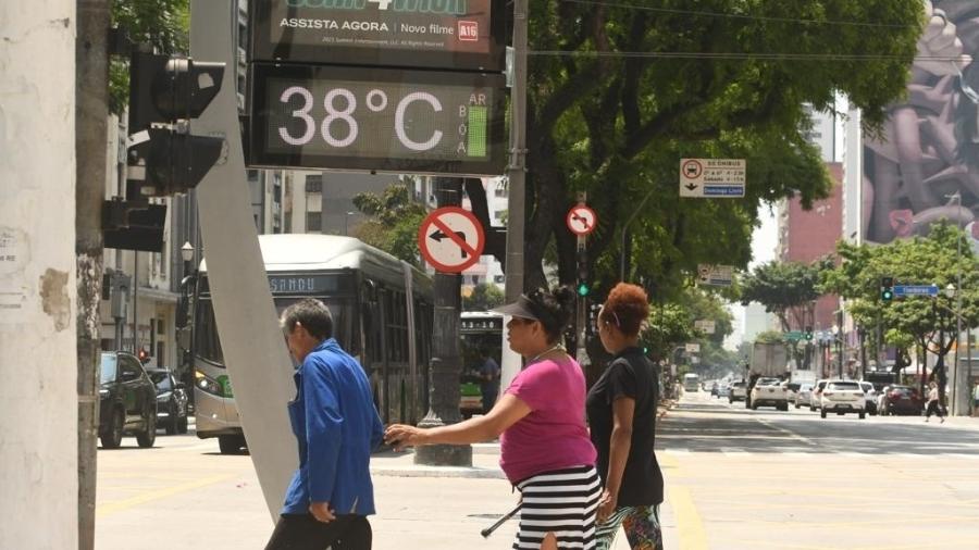 Termômetro marca 38 ºC na região central da cidade de São Paulo em meio a onda de calor em 10 de novembro - 10.nov.2023-Edi Souza/Ato Press/Estadão Conteúdo