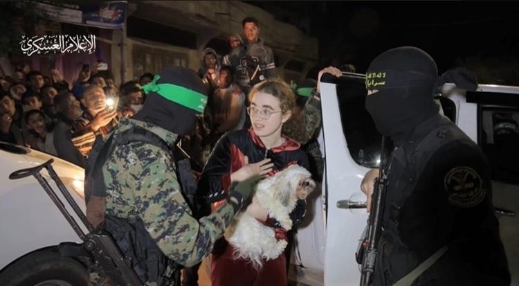 Mia Leimberg, jovem de 17 anos, carrega seu cachorro enquanto é libertada pelo Hamas de Gaza 