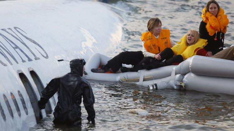 Passageira resgatada de aeronave que pousou no Rio Hudson