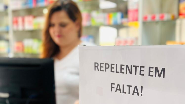 Farmácia em Sobradinho (DF) avisa que os repelentes estão em falta. Procura aumentou com explosão de casos de dengue