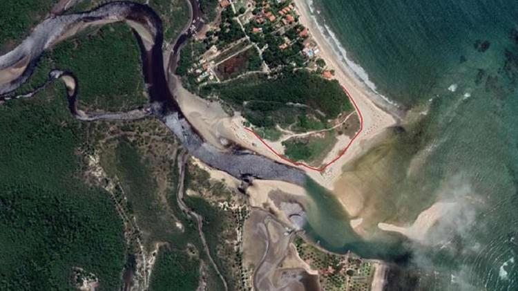 Linha em vermelho mostra como acesso à praia de Pontal de Maracaípe (PE) está difícil