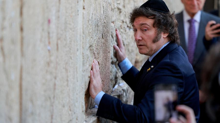 6.fev.2024 - O presidente da Argentina, Javier Milei, durante visita ao Muro das Lamentações em Israel