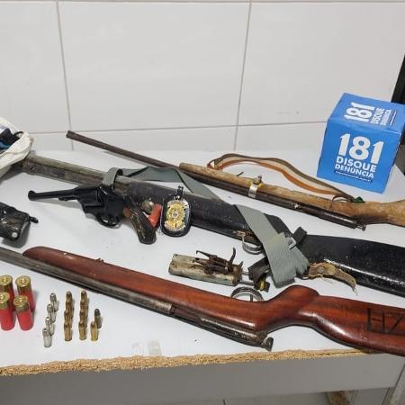 Armas e documentos encontrados em casa de suspeito