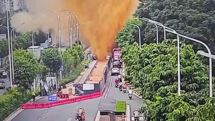 A explosão do cano de esgoto quebrou o vidro dos carros próximos e espalhou dejetos sobre uma avenida na China